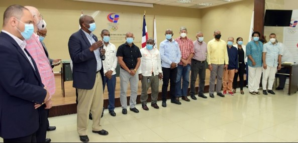 Re-elected President, Gerardo Suero Correa, addressing the meeting following victory