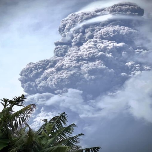 Volcán La Soufriere en modo erupción explosiva el viernes 9 de abril de 2021