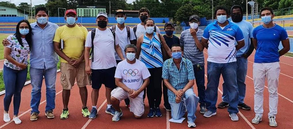 TD Carlos Clemente y miembros de la comisión técnica y jueces de atletismo