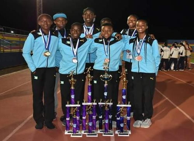 El exitoso Equipo Bahamas posa con sus premios al concluir el Grupo de Edad NACAC