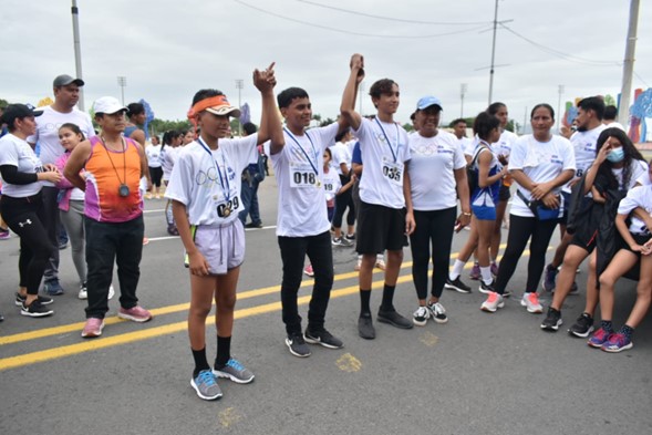 President Xiomara Larios (extreme right) poses with a group of winners